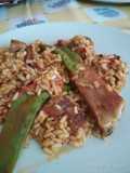 Arroz con costillas y bisaltos (tirabeques)