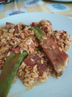 Una foto de Arroz con costillas y bisaltos (tirabeques)