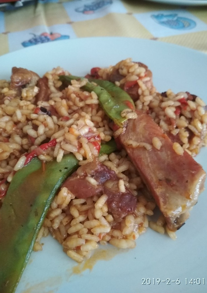 Una foto de Arroz con costillas y bisaltos (tirabeques)