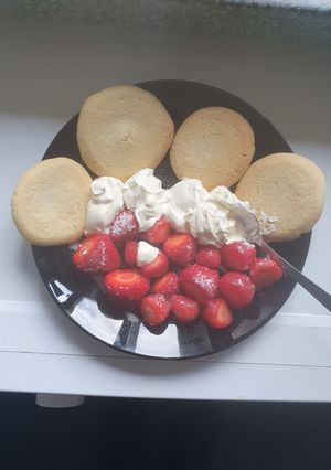 A picture of Plain Biscuits Strawberries Creme Fraiche.