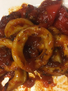 Una foto de Calamares con tomate y pimiento