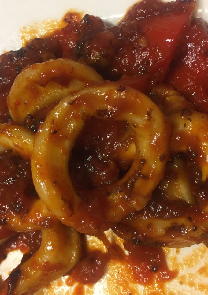 Una foto de Calamares con tomate y pimiento
