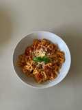 Pasta mit Tomatensoße, Kapern und Oliven