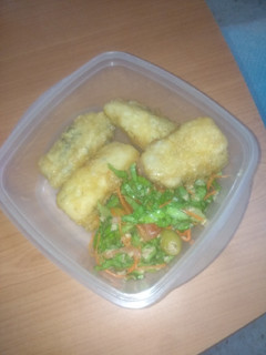 Una foto de Tupper de delicias de fogonero con ensalada sencilla