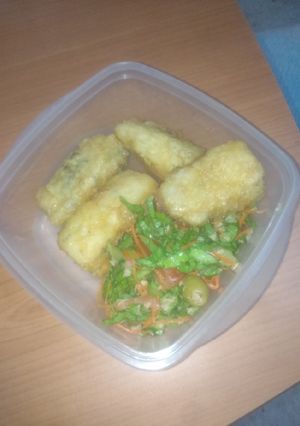 Una foto de Tupper de delicias de fogonero con ensalada sencilla