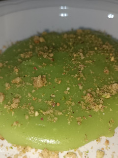 Una foto de Crema de brócoli y patatas con sal de pistachos y nueces