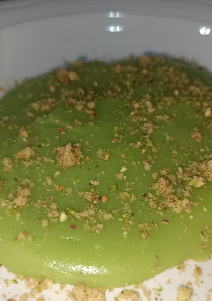 Una foto de Crema de brócoli y patatas con sal de pistachos y nueces