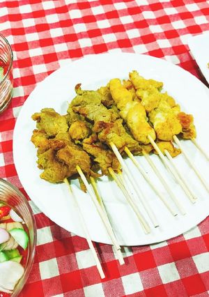 รูปของ เรียกว่า หมูสะเต๊ะ จำเป็น และน้ำจิ้มอาจาด