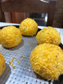 Una foto de Bombas de papa 💣🥔 rellenas de jamón y queso