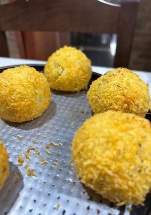 Una foto de Bombas de papa 💣🥔 rellenas de jamón y queso