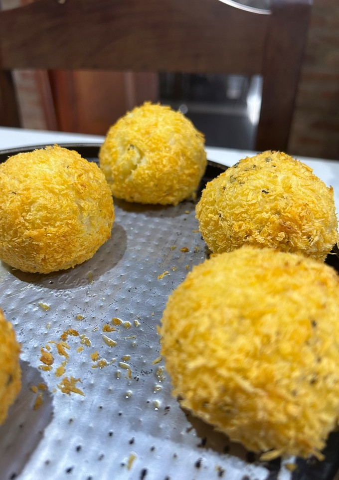 Una foto de Bombas de papa 💣🥔 rellenas de jamón y queso