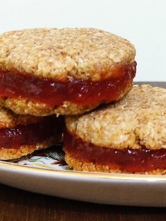 Una foto de Alfajores de avena y coco rellenos de membrillo 😋😋