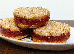 Una foto de Alfajores de avena y coco rellenos de membrillo 😋😋