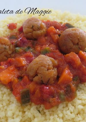 Foto principal de Cous cous con verduras y albóndigas de soja texturizada