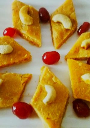 A picture of Besan barfi.