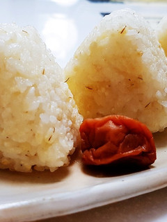 日式煎飯糰佐日本醃梅子 的食譜成品照片