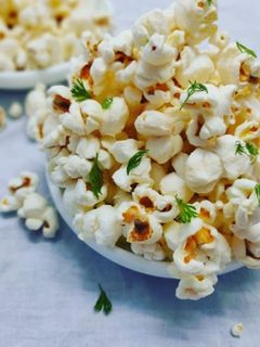 पॉपकॉर्न (Popcorn recipe in Hindi) रेसिपी मुख्य फोटो