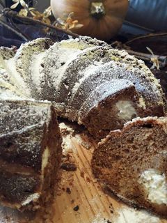 Una foto de Bundt cake de calabaza y crema de queso