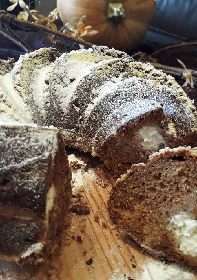 Una foto de Bundt cake de calabaza y crema de queso