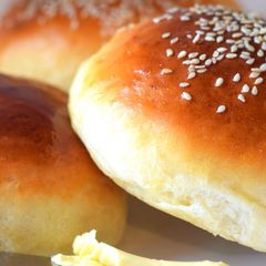 A picture of Thermomix White dinner rolls.