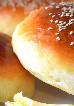 A picture of Thermomix White dinner rolls.