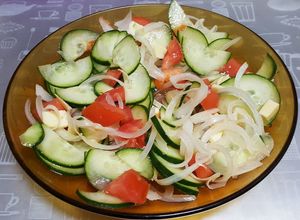 Una foto de Ensalada de pepino, cebolla, tomate y queso