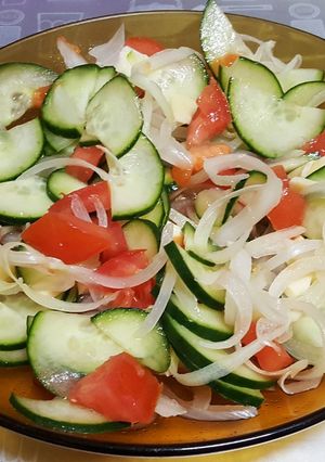 Una foto de Ensalada de pepino, cebolla, tomate y queso