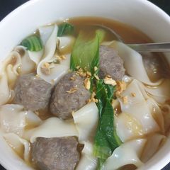 A picture of Rice noodle soup with beef balls.