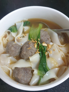 A picture of Rice noodle soup with beef balls.