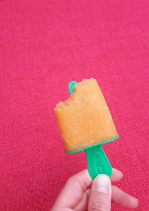 A picture of Cantaloup daiquiri popsicles.