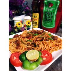 A picture of Restaurant style chicken chowmin.