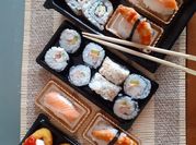 Una foto di surimi e salmone