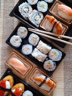 Foto di Sushi misto di nigiri e hosomaki