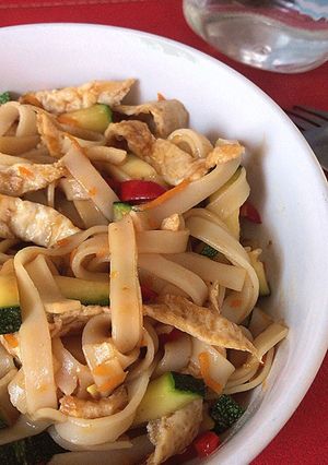 Una foto de FIDEOS DE ARROZ CON HUEVO Y VERDURAS (vegetariano)