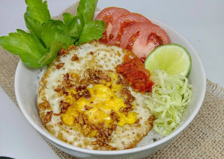 Langkah Mudah untuk Membuat Telor Ceplok Kekinian (Simple Fried Egg Rice Bowl) Anti Gagal