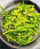 Cải bó xôi xào tỏi trong 1 nốt nhạc