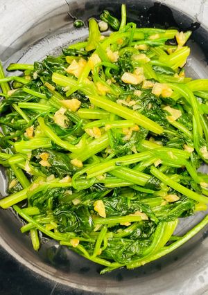 Hình của món Cải bó xôi xào tỏi trong 1 nốt nhạc.
