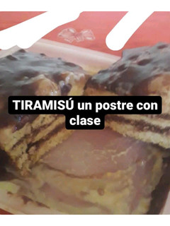Una foto de Tiramisú, de base pionono, ganache, crema inglesa y peras confitada