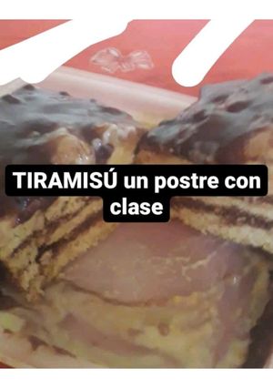 Una foto de Tiramisú, de base pionono, ganache, crema inglesa y peras confitada