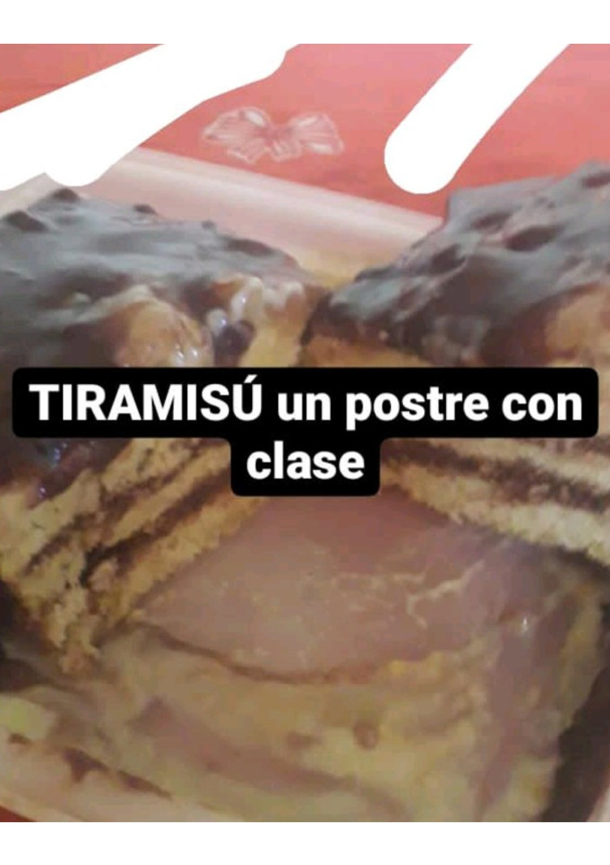 Una foto de Tiramisú, de base pionono, ganache, crema inglesa y peras confitada