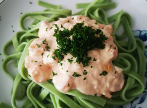 Una foto de Fetuccini de espinaca con camarones