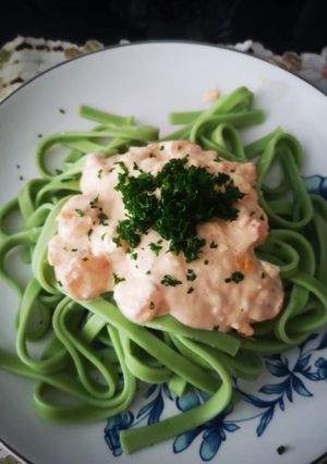 Una foto de Fetuccini de espinaca con camarones