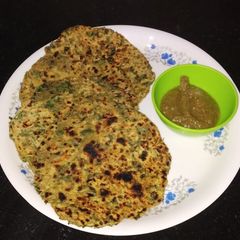 A picture of Methi paratha.