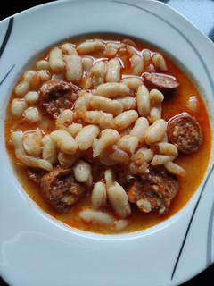 Una foto de Alubias blancas con chorizo