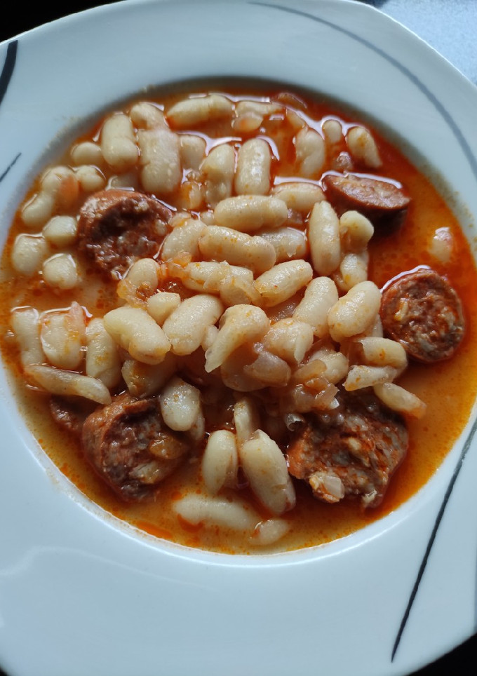 Una foto de Alubias blancas con chorizo