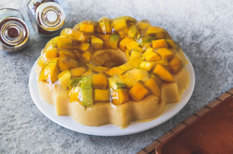 Bagaimana Menyiapkan Puding Mangga Lapis Ekonomis