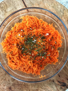 Una foto de Ensalada francesa de zanahoria rallada o Carottes Râpées con vinagreta de mostaza