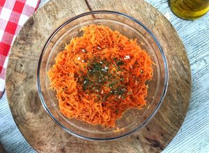 Foto principal de Ensalada francesa de zanahoria rallada o Carottes Râpées con vinagreta de mostaza
