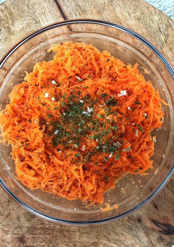 Una foto de Ensalada francesa de zanahoria rallada o Carottes Râpées con vinagreta de mostaza