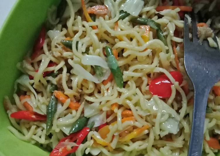 Bagaimana Menyiapkan Mie Goreng Sayur, Enak